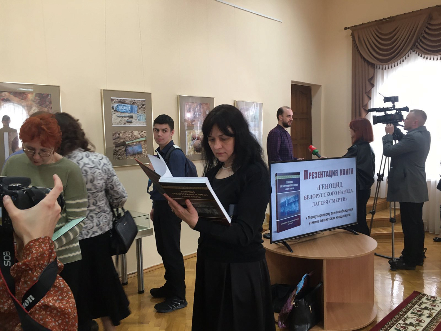    Представители издательства «Беларусь» сегодня презентовали книгу «Геноцид белорусского народа. Лагеря смерти» в Гомельской областной библиотеке.