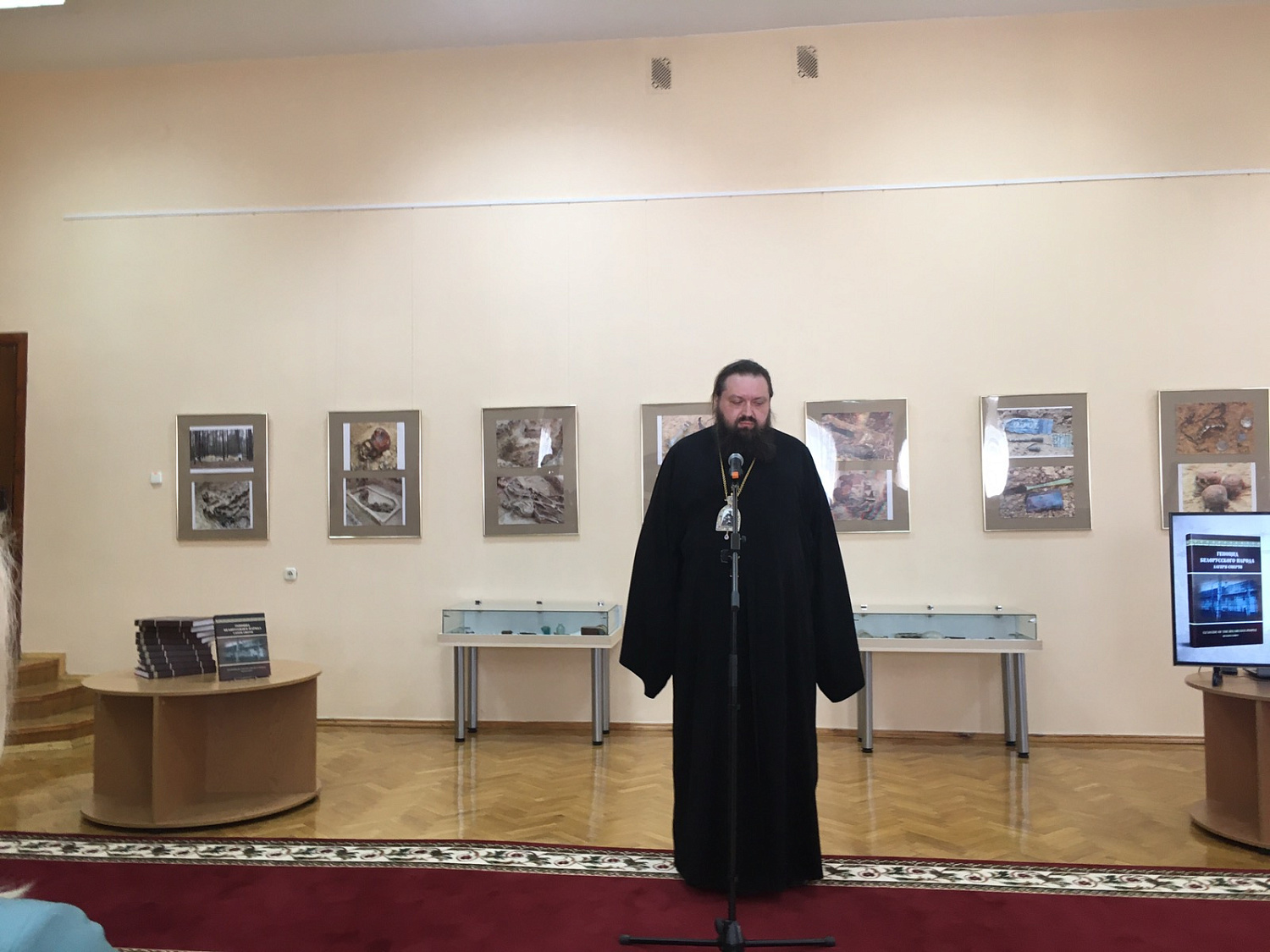    Представители издательства «Беларусь» сегодня презентовали книгу «Геноцид белорусского народа. Лагеря смерти» в Гомельской областной библиотеке.